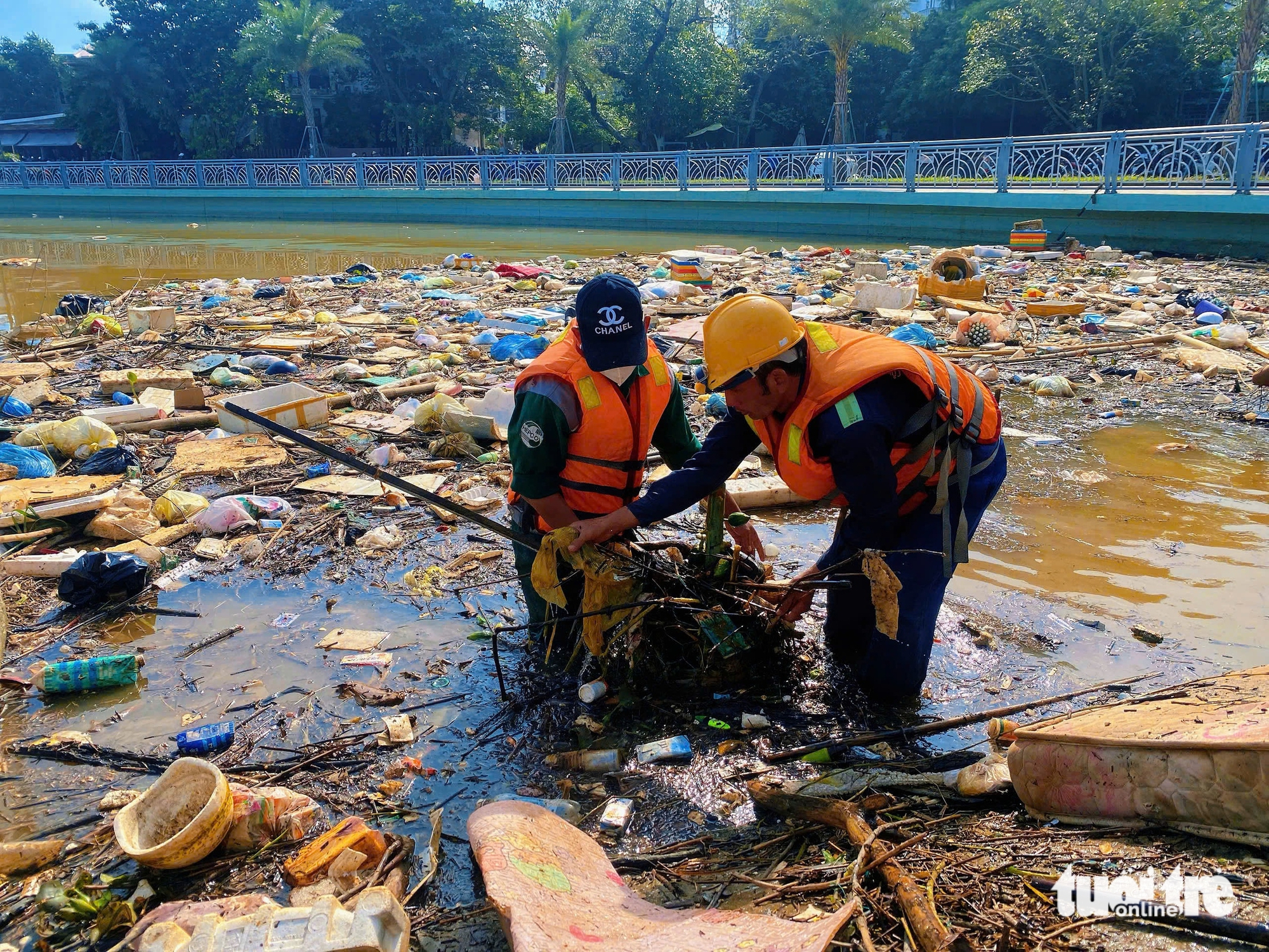 响应顺化市主席的号召，市民在洪水后上街清理垃圾