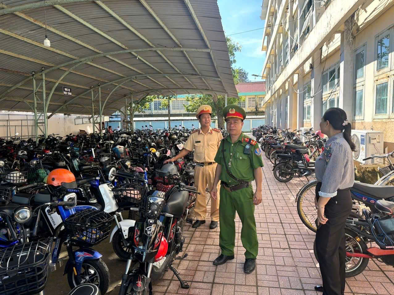 胡志明市交警配合全面检查学校停车场