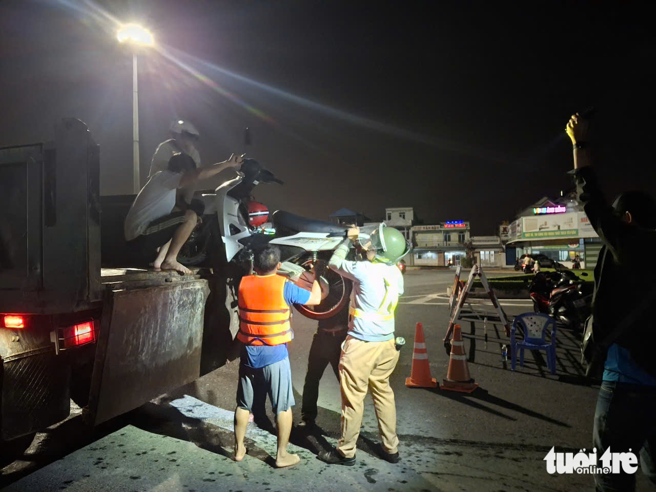 平顺省旧河口地区洪水水位上涨，1号国道夜间封锁