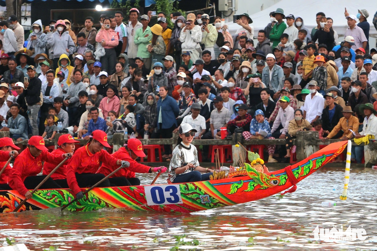 61支队伍在西部最大的龙舟比赛中角逐