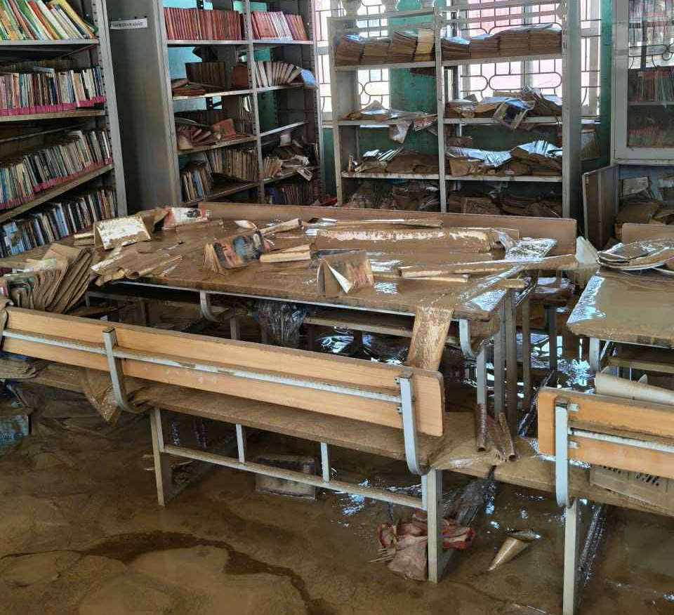洪水逐渐退去，留下满目疮痍和担忧