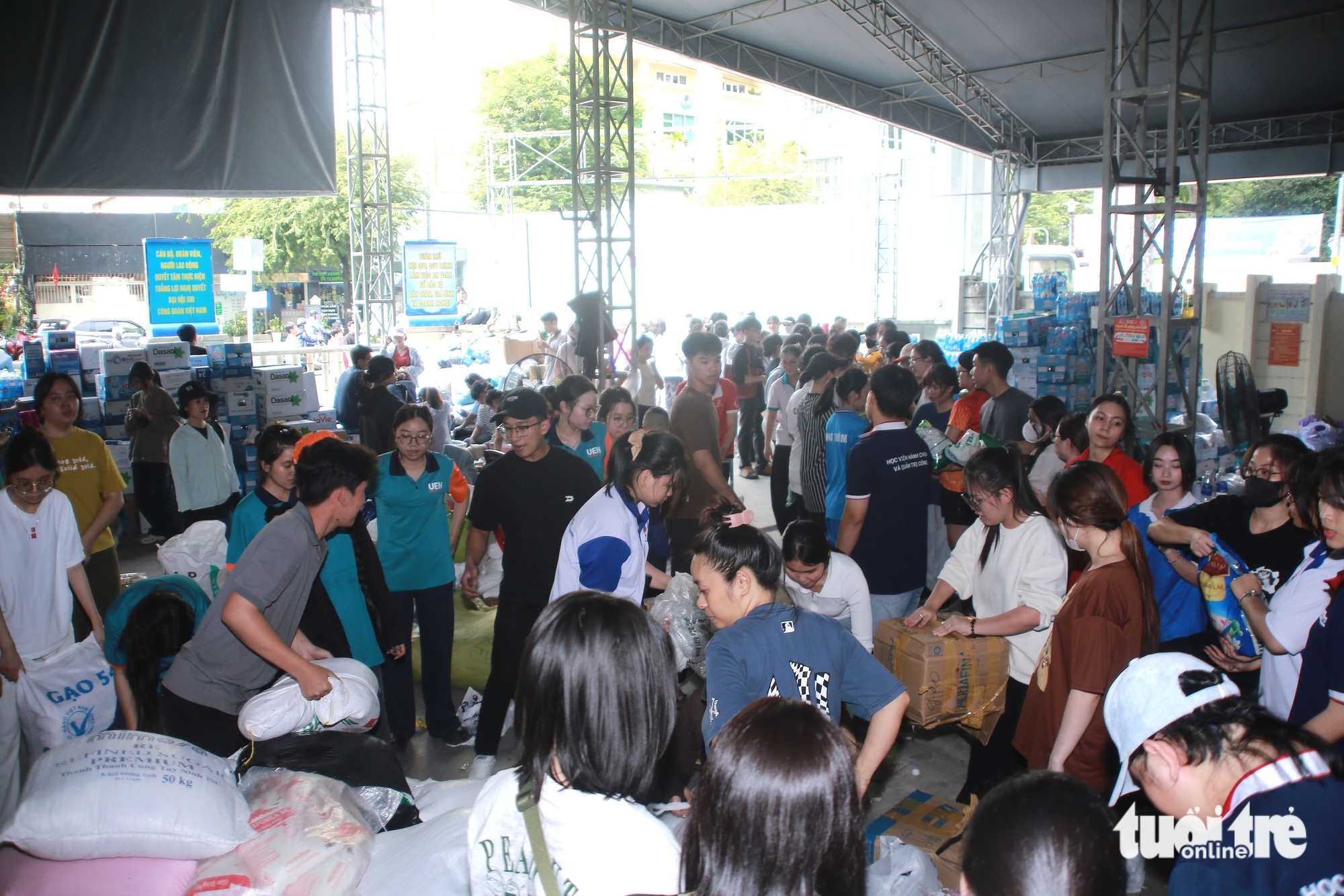 胡志明市劳动文化宫人潮涌动，人们前来帮助整理和搬运物资支援洪水灾区