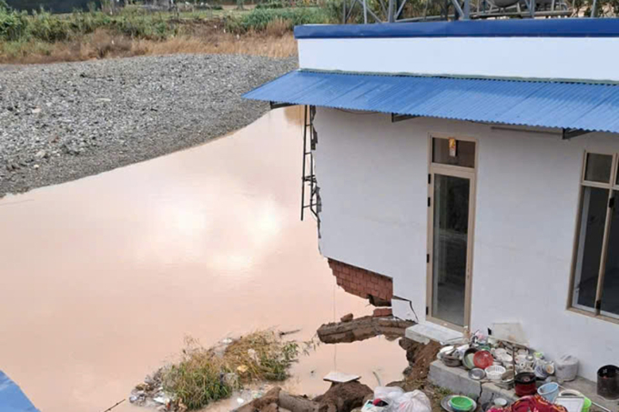 林同省达尼姆河岸滑坡深入居民区